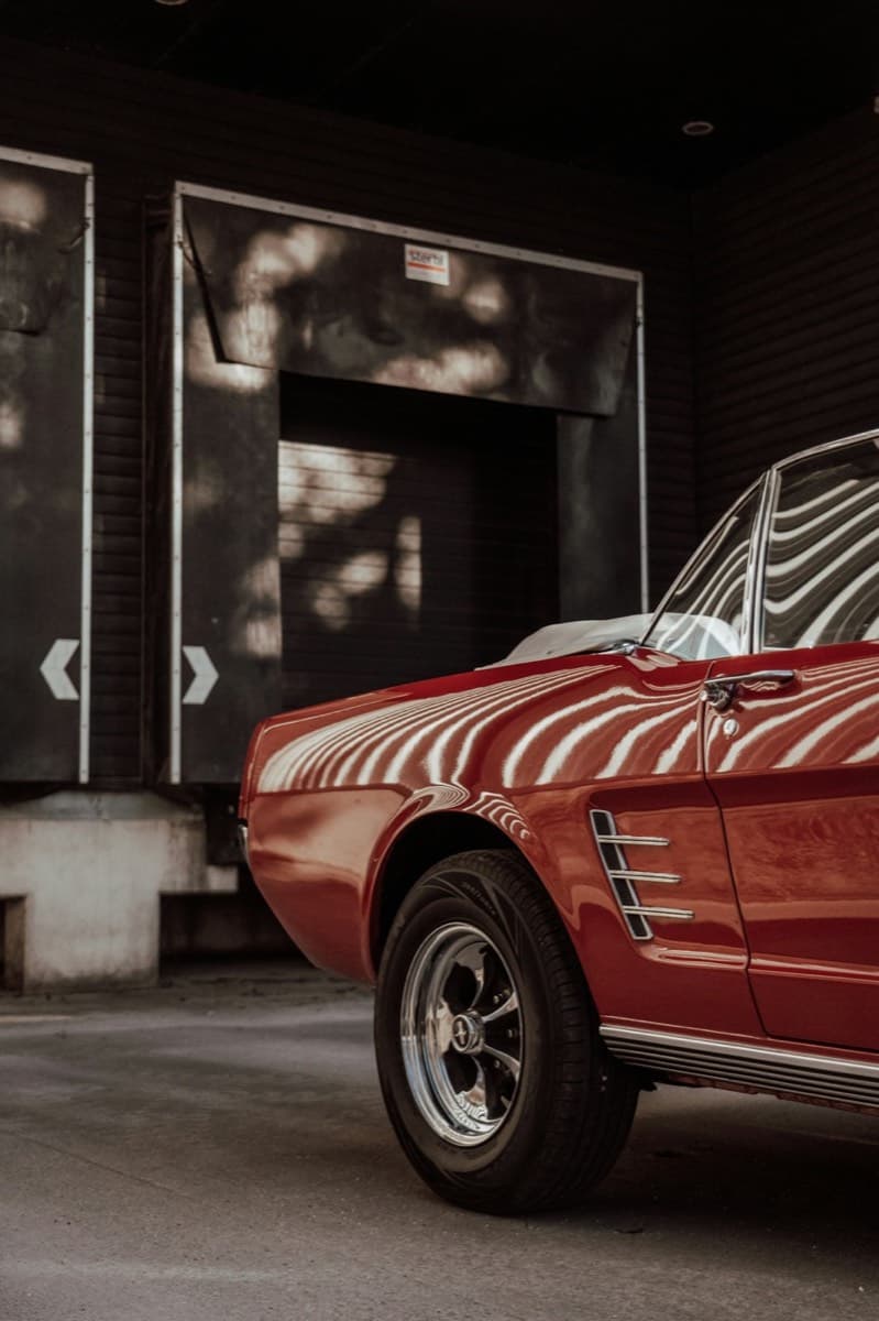 Auto estacionado frente a un garage